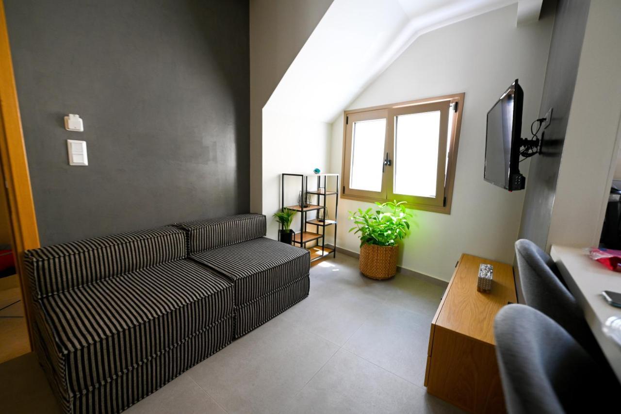 Eumorphia Studios & Apartments สเกียธอสทาวน์ ภายนอก รูปภาพ